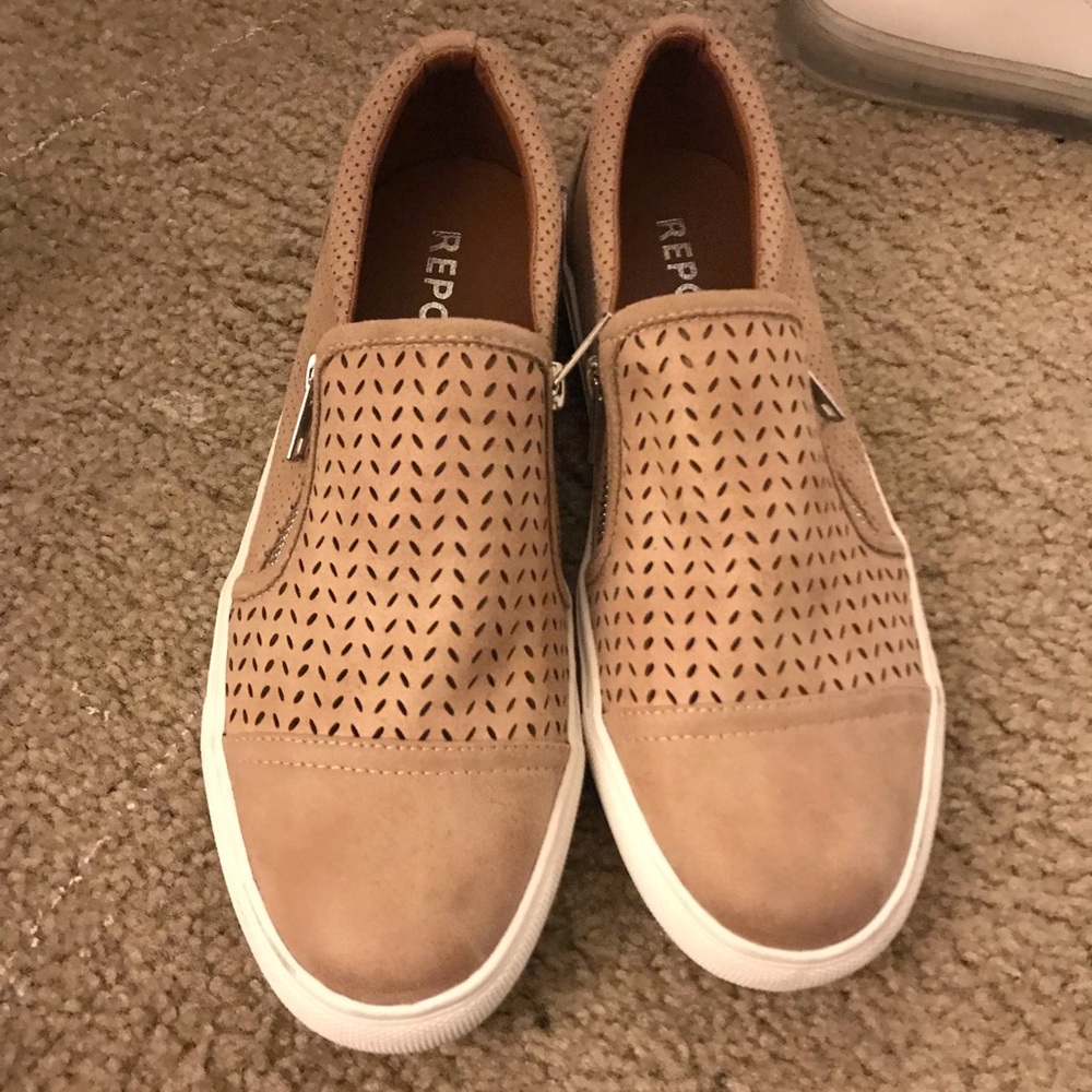 Size 9 tan slip on shoes